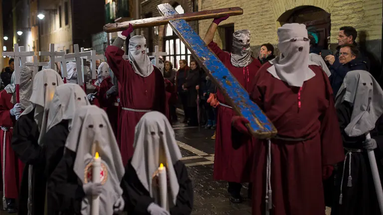 Celebración del traslado del Cristo Alzado con la novedad de la Cruz de Lampedusa. PABLO LASAOSA 07