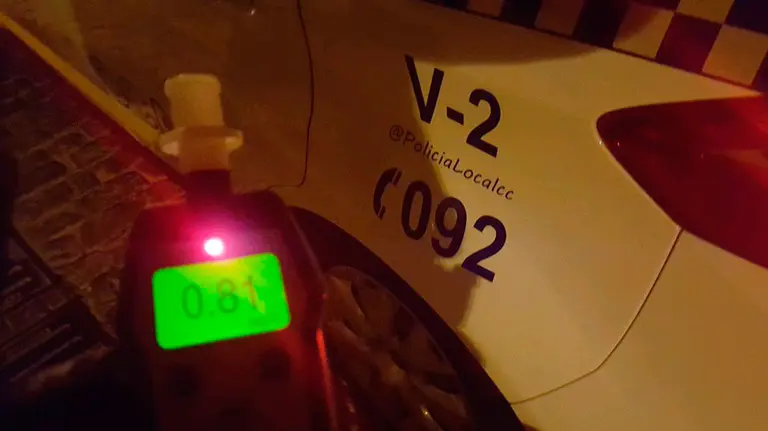 El alcoholímetro señala una tasa que triplica lo permitido. POLICÍA LOCAL DE CASTILLEJA DE LA CUESTA