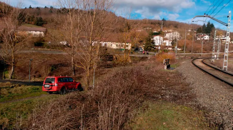 La Policía Foral en el lugar cercano a la estación de Alsasua en el que se ha encontrado el cadáver de un hombre de 76 años. BOMBEROS DE NAVARRA