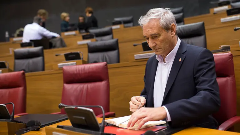 El Consejero Mikel Aramburu en el Parlamento. PABLO LASAOSA