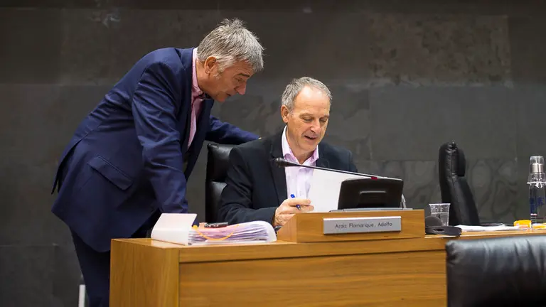 Koldo Martínez, de Geroa Bai, habla con Adolfo Araiz, de EH Bildu. PABLO LASAOSA