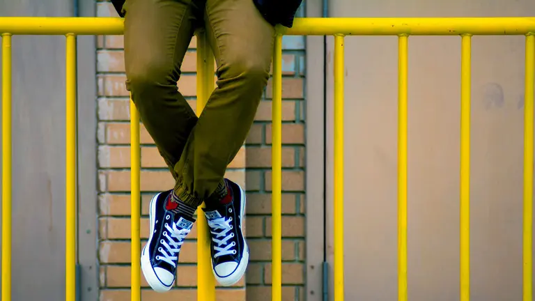 Un niño espera a la salida del colegio. ARCHIVO
