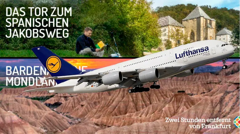 Carteles publicitaros del turismo de Navarra junto con un avión de la compañía alemana Lufthansa que vuelva desde Noáin GOBIERNO DE NAVARRA