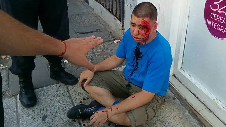 La foto que el padre subió del agresor a su página de Facebook