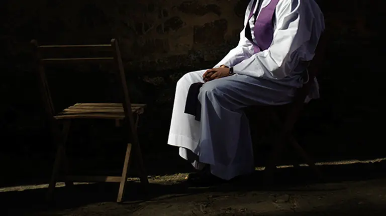 Un cura espera a alguien para confesarle. ARCHIVO