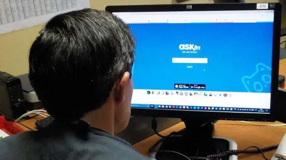 Un agente del grupo de Delitos Informáticos