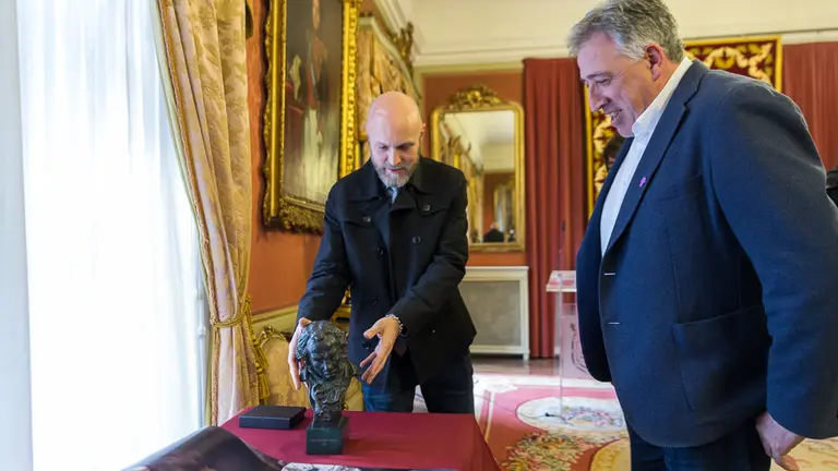El Ayuntamiento de Pamplona recibe al cineasta Mikel Serrano, ganador del Premio Goya 2018 a la Mejor Dirección Artística por 'Handia' (07). IÑIGO ALZUGARAY