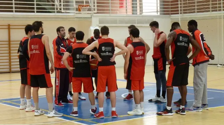 David Mangas con sus jugadores en Arrosadía.