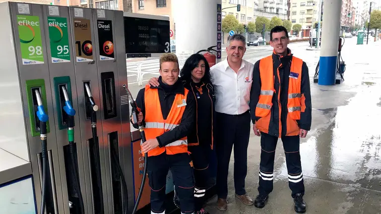 Trabajadores de la Gasolinera La Milagrosa junto a José Luis Martínez, uno de los gestores