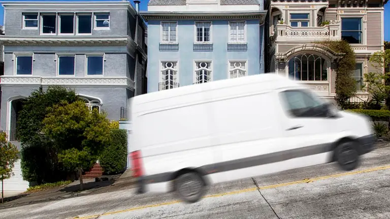 Una furgoneta cae por una pendiente FOTOMONTAJE