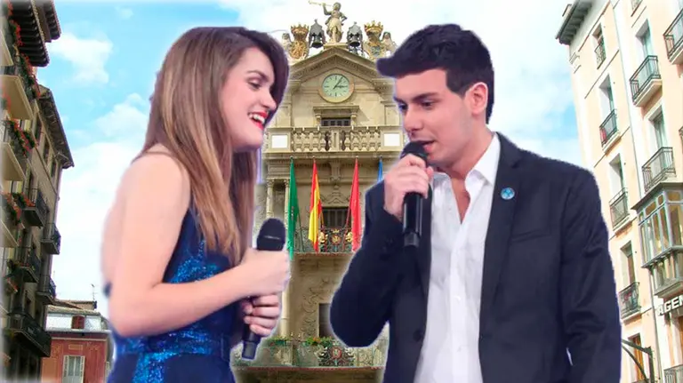 Amaia y Alfred con el Ayuntamiento de Pamplona de fondo