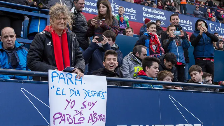La grada de El Sadar durante el partido de Liga entre Osasuna y Reus. IÑIGO ALZUGARAY