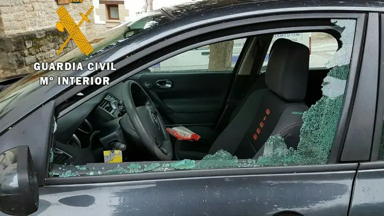 Vehículo atacado en Artica GUARDIA CIVIL (2)