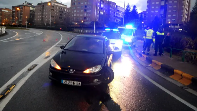 Estado en el que quedó el coche siniestrado en la glorieta situada entre la avenida Navarra y la calle Abejeras. POLICÍA MUNICIPAL DE PAMPLONA