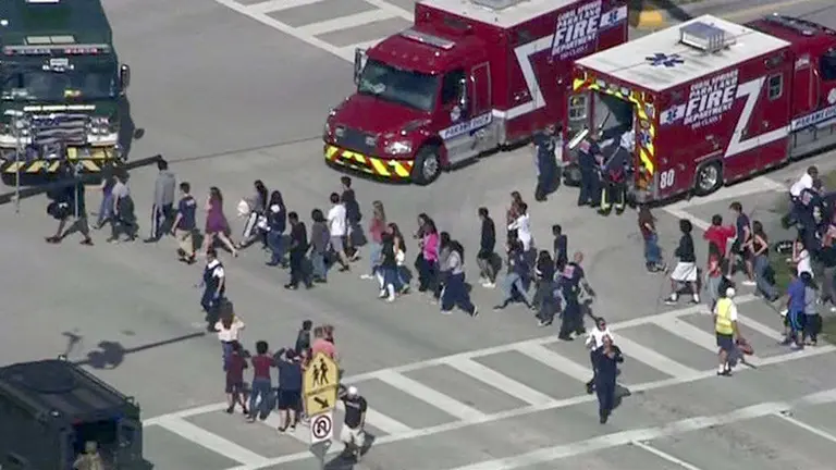 Tiroteo en una escuela de Florida. Los estudiantes evacuan la escuela de secundaria.