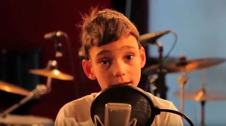 El niño y cantante Adrián Martín, que padece hidrocefalia. YOUTUBE