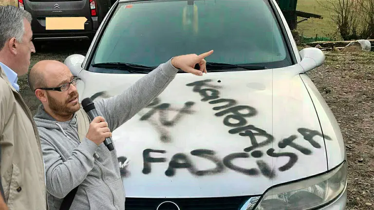 Fotomontaje del alcalde de Pamplona, Joseba Asirón, junto al edil de Aranzadi, Armando Cuenca, con el coche atacado.