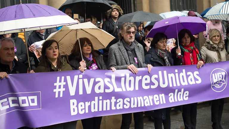 Concentración convocada por los sindicatos UGT y CCOO en defensa de la igualdad salarial entre mujeres y hombres. PABLO LASAOSA 04