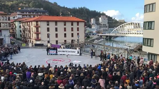 Concentración en Ondarroa ante el suicidio del joven transexual Ekai EP