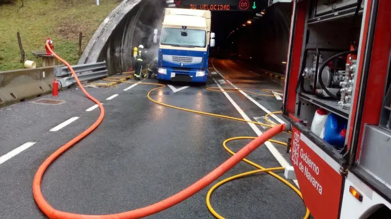 Camión averiado a la entrada de los túneles de Almandoz