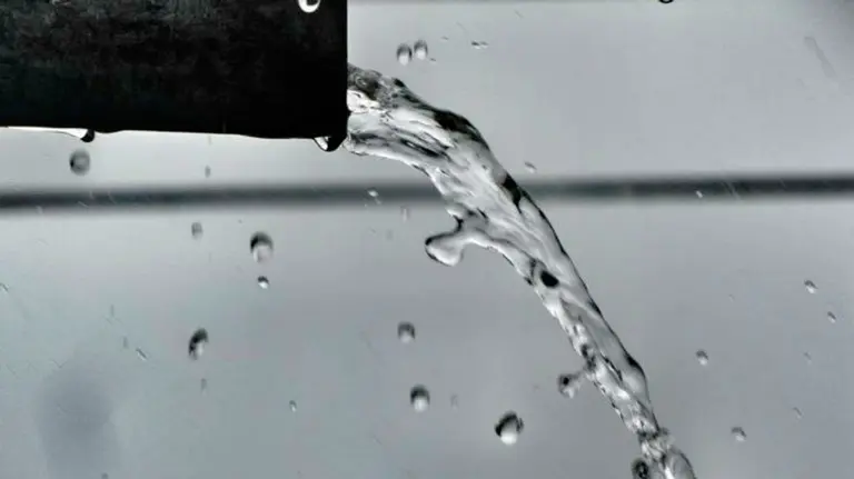 Una tubería expulsa una gran cantidad de agua. ARCHIVO