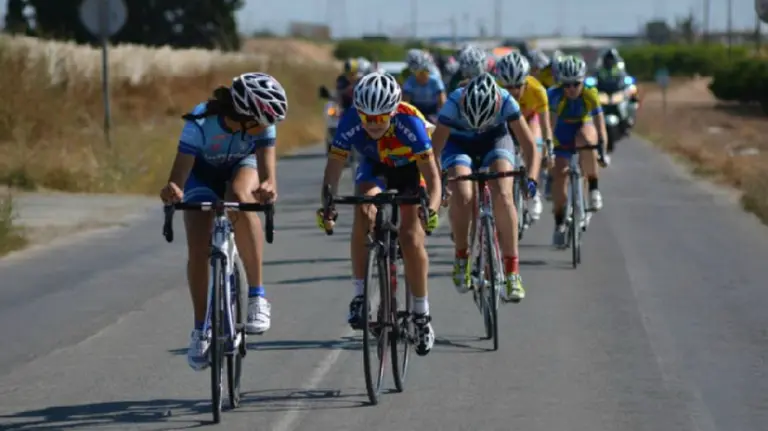 Carrera de ciclismo femenino. Dobleclick comunicación.