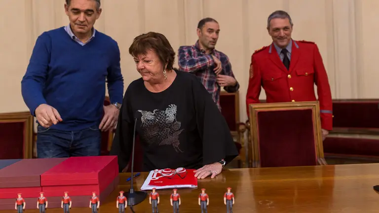 La consejera de Interior, María José Beaumont, participa en el acto de homenaje a los policías forales jubilados en 2017 (08). IÑIGO ALZUGARAY