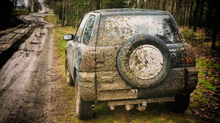 Un todoterreno aparcado al borde de un camino forestal. ARCHIVO
