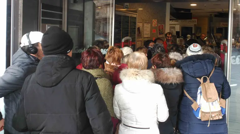 Colas en El Corte Inglés para comprar las entradas del concierto de Operación Triunfo en Pamplona NAVARRACOM (1)