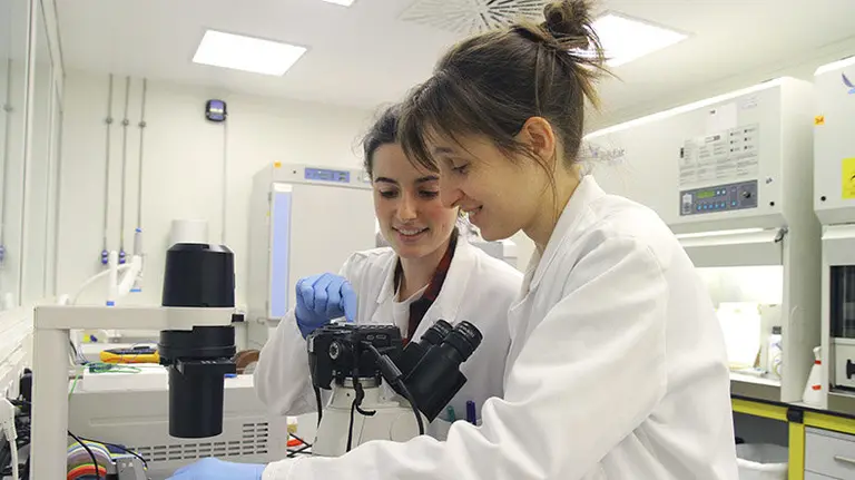 Las investigadoras Oihane Mitxelena (izquierda) y Maite Mujika UNAV