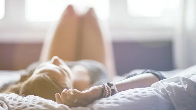 Una mujer descansa en su dormitorio