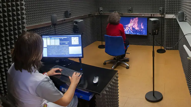 Imagen de la sala durante una prueba audiométrica a una paciente