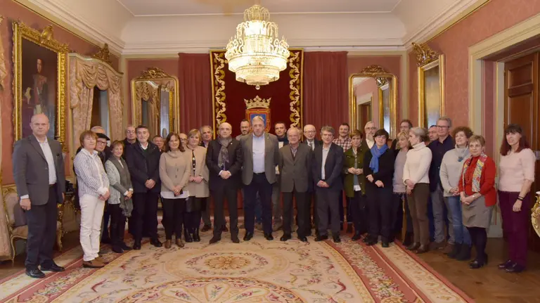 El alcalde recibe los participantes en la sesión plenaria de Euskaltzaindia celebrada en la Casa Consistorial CEDIDA