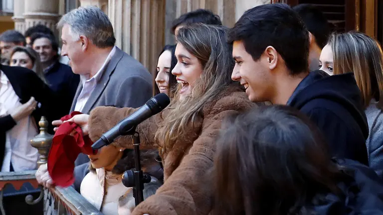 GRAF8315. PAMPLONA, 03/02/2018.- La ganadora de Operación Triunfo Amaia Romero, junto a Alfred García, ambos representantes de España en Eurovisión, en el balcón consistorial salundando a los fans tras la recepción ofrecida por el Ayuntamiento de Pamplona. EFE/Villar López