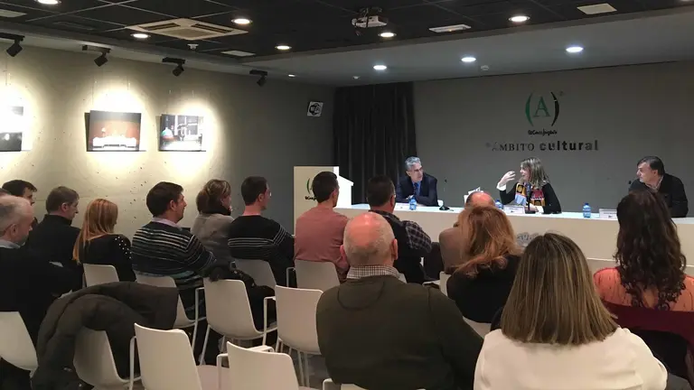 Un momento de la presentaci&oacute;n de L&oacute;pez Cisneros en El Corte Ingl&eacute;s de Pamplona