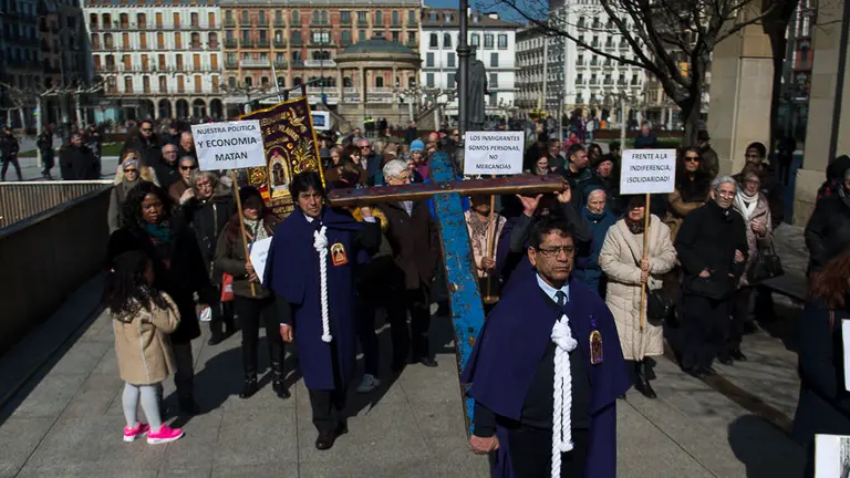 Marcha con la cruz de Lampedusa por las calles de Pamplona. PABLO LASAOSA06