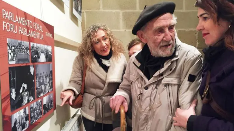 El exparlamentario vianés Xabier Antoñana, con la presidenta del Parlamento, Ainhoa Aznárez, viendo la exposición 'Imágenes para un Parlamento' PARLAMENTO DE NAVARRA