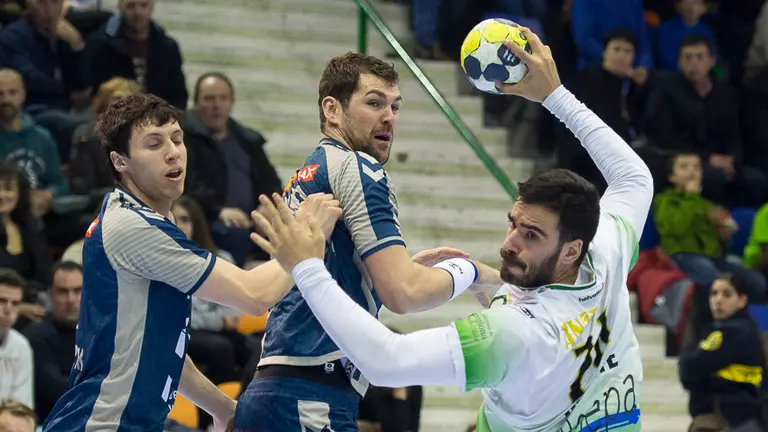 Ander Ugarte. Partido entre Helvetia y el Fuchse Berlín de la Copa EHF. PABLO LASAOSA 03