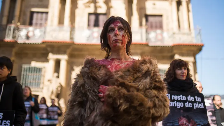 La organización internacional para la defensa de los animales AnimaNaturalis realiza una acción para llamar la atención acerca de los animales que se necesitan para confeccionar sólo un (5)