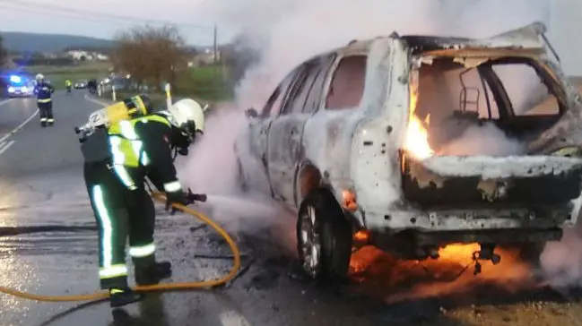 Vehículo ardiendo en Ancín BOMBEROS DE NAVARRA