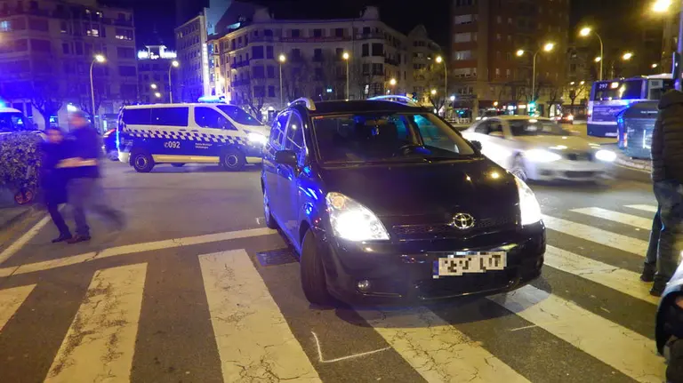 Vehículo implicado en el atropello de un peatón de 67 años en la plaza Príncipe de Viana. POLICÍA MUNICIPAL DE PAMPLONA