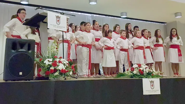 Algunos de los participantes en el primer certamen de jotas Villa de Huarte. IMÁGENES CEDIDAS (3)