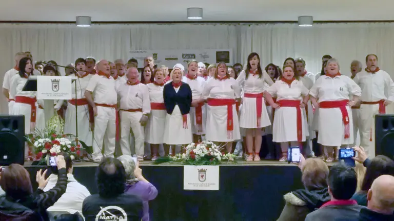 Algunos de los participantes en el primer certamen de jotas Villa de Huarte. IMÁGENES CEDIDAS (9)