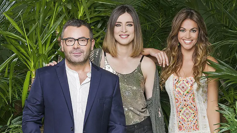 Los presentadores Jorge Javier Vázquez, Sandra Barneda y Lara Álvarez conducen Supervivientes TELECINCO