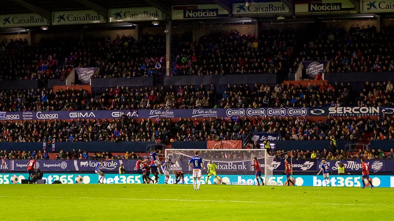 Partido entre Osasuna y Alavés (0-1) disputado en el estadio de El Sadar (13). IÑIGO ALZUGARAY