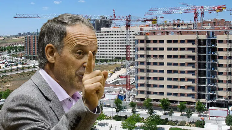 Imagen del portavoz de EH Bildu, Adolfo Araiz, junto a varios bloques de nuevas viviendas NAVARRACOM