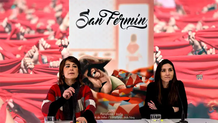 La concejala de Cultura, Maider Beloki, y la directora del área, Maitena Muruzábal, con el cartel anunciador del pasado año.