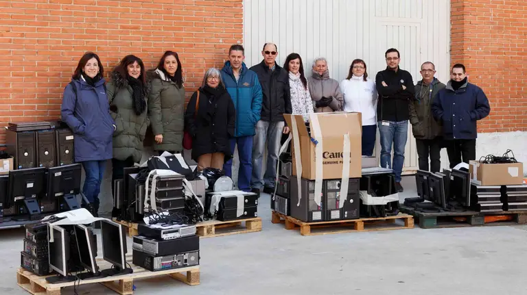 Representantes de las entidades que recibieron el material informático