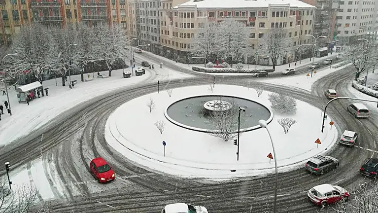 Vista de la plaza Príncipe de Viana cubierta por la nieve en Pamplona.