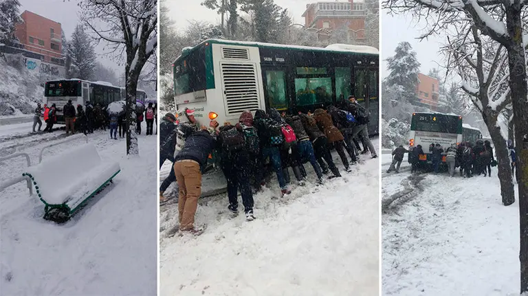 Pasajeros de la línea 4 empujan la villavesa por la cuesta Beloso, en Pamplona